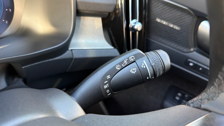 Volvo XC40 2.0 B4P Ultra Dark 5dr Auto Petrol Estate